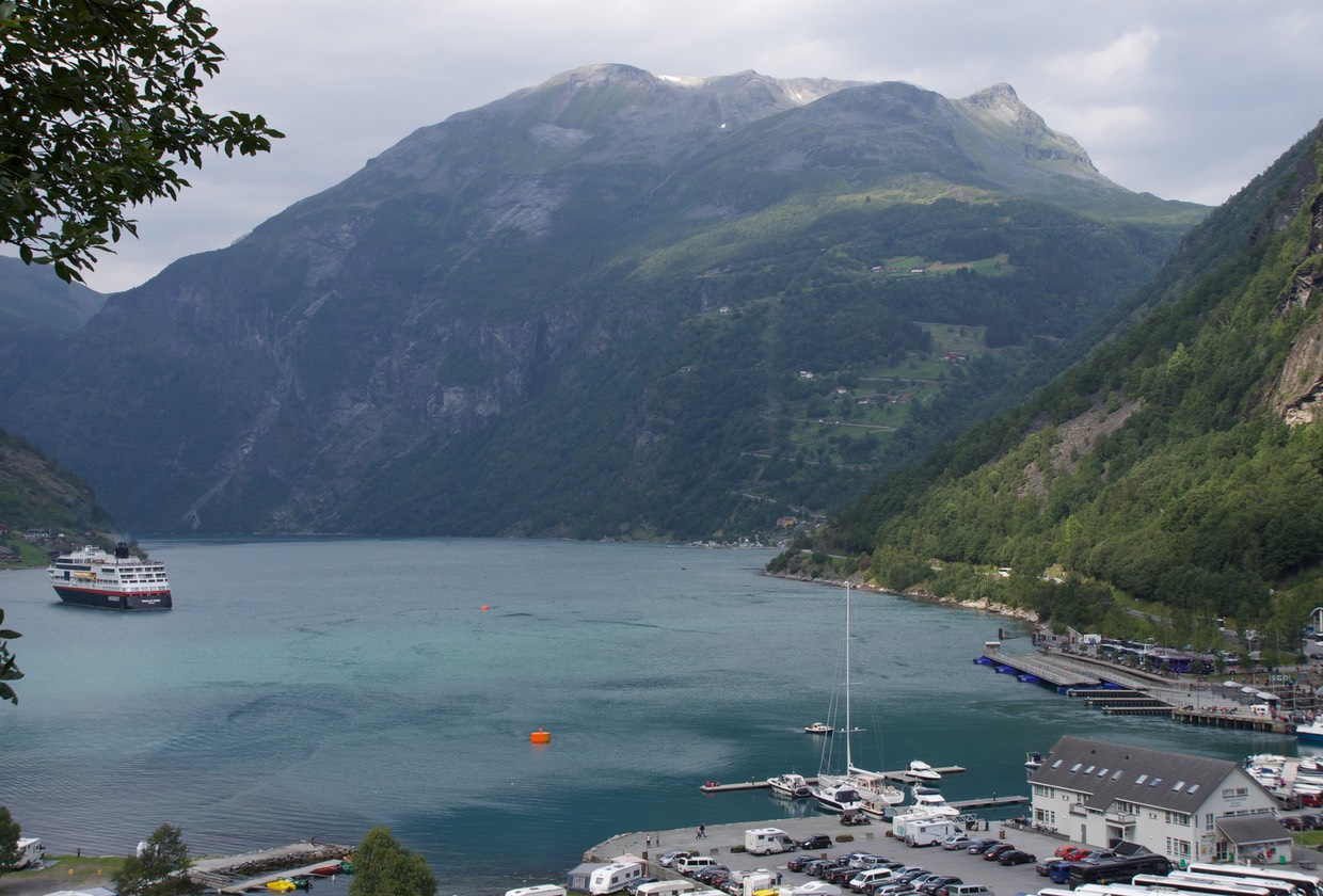 140802 40 In Geiranger Katherine and the Hurtigurten