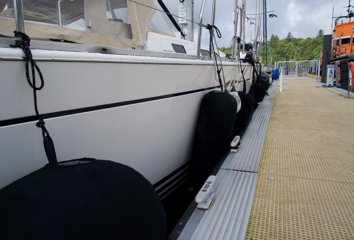 150805 1 Blowing 40 knots get out the fenders