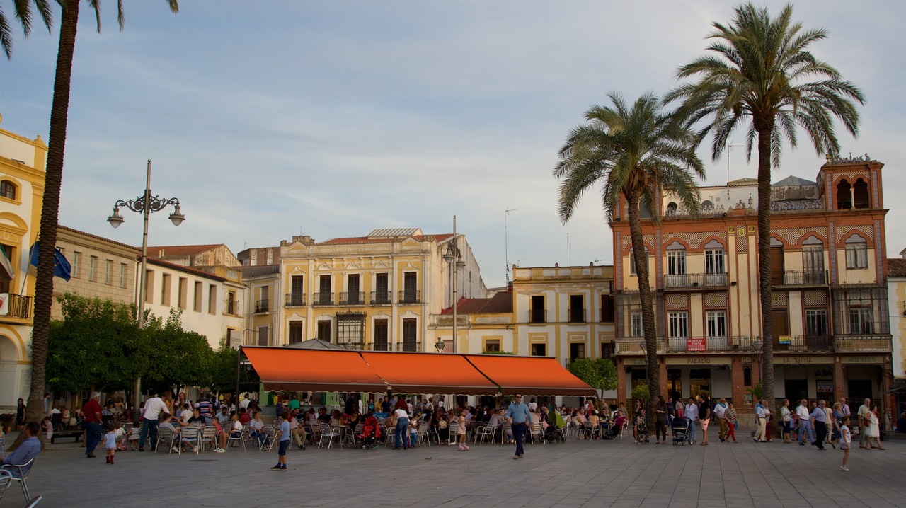 160924 17a Merida The Square in front of our Hotel Families everywhere.jpg