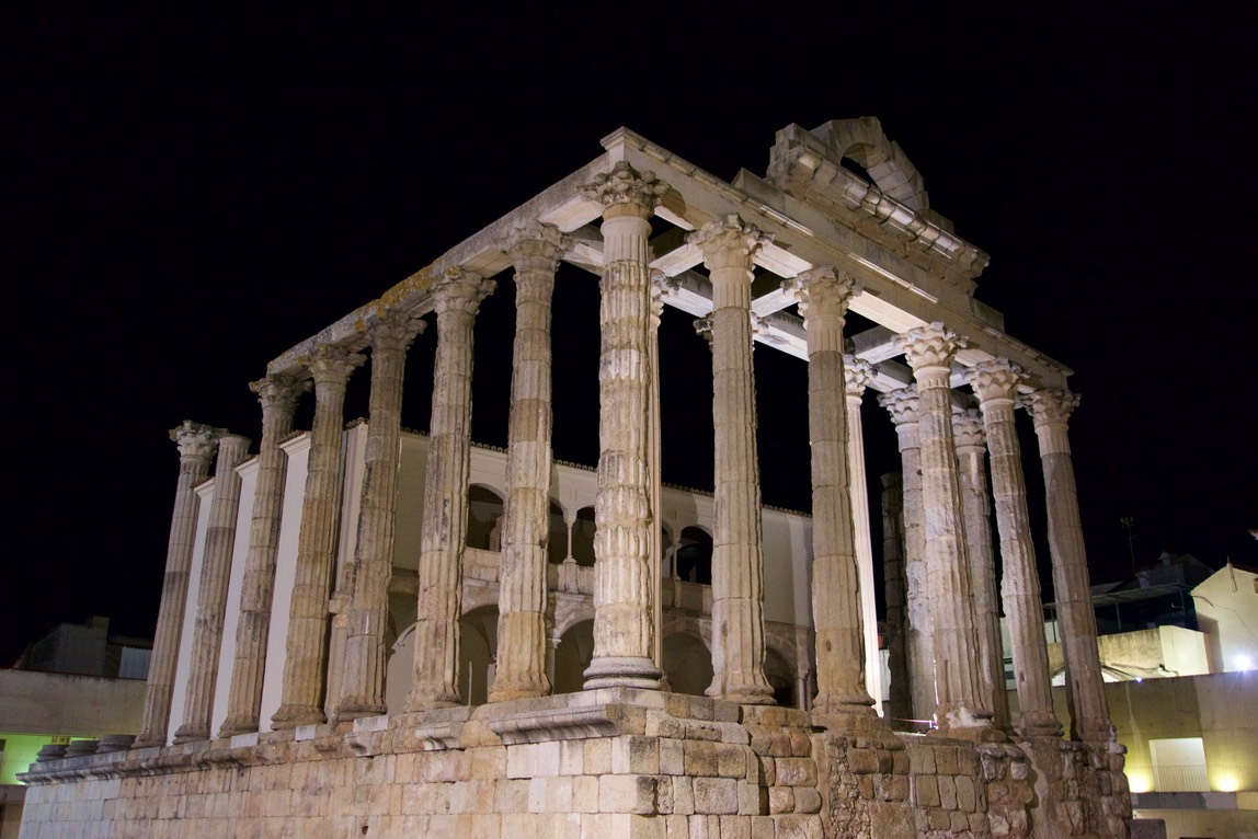 160924 20 Roman Ruins Merida Dianas Temple by night.jpg