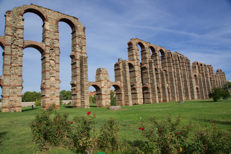 160925 6 Merida Roman Ruins Aqueduct.jpg