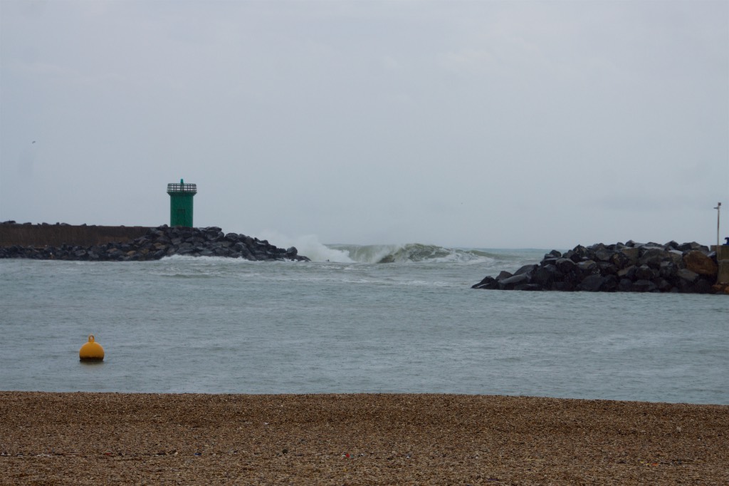 170910 1 Rolling waves to the entrance of Rome Harbour
