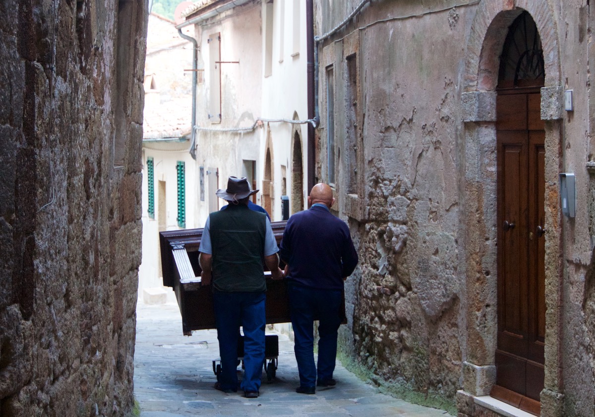 170911 Day 1 Road Trip Walking the streets of Sorano Furniture Moving