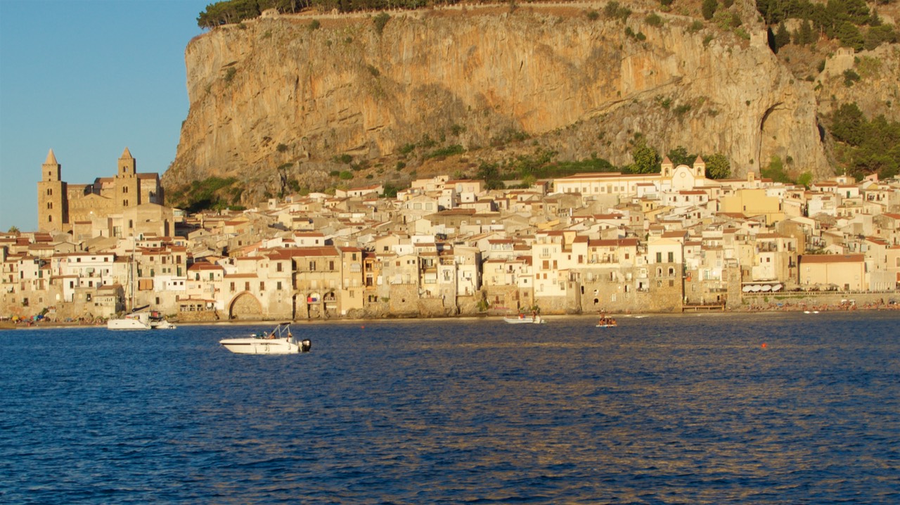 190731 6 Stunning backdrop Cefalu