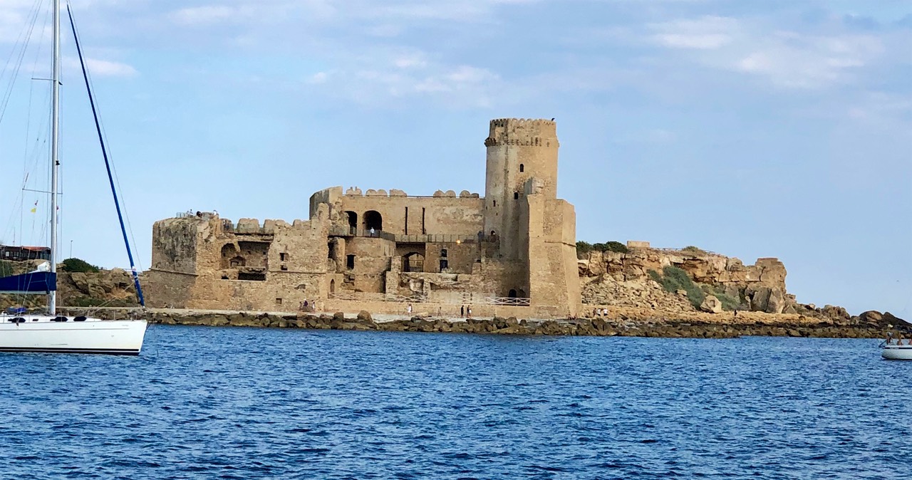 190804 1  A brief anchorage at Le Castella
